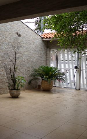 Casa para alugar com 253m², 4 quartos e 5 vagasQuintal frente casa