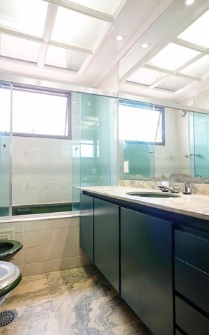 Apartamento para alugar com 196m², 4 quartos e 4 vagasBanheiro