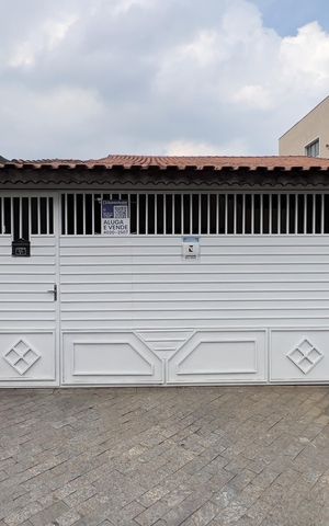 Casa à venda com 150m², 3 quartos e 2 vagas Casa à venda com 150m², 3 quartos e 2 vagasFachada