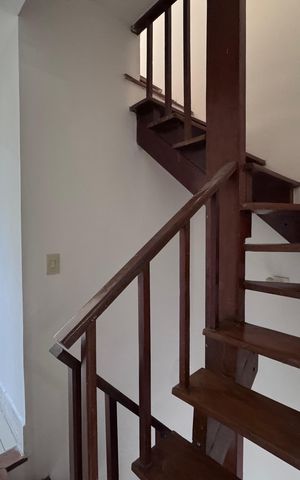 Casa de condomínio à venda com 480m², 3 quartos e 2 vagas Casa de condomínio à venda com 480m², 3 quartos e 2 vagasEscada
