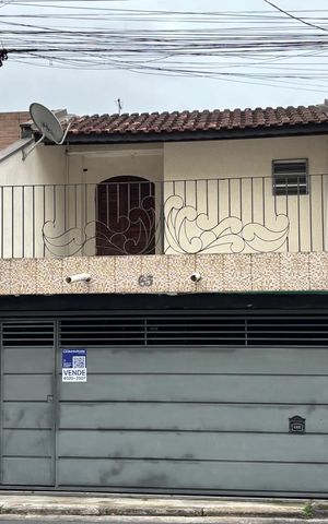 Casa à venda com 189m², 3 quartos e 2 vagas Casa à venda com 189m², 3 quartos e 2 vagasFachada