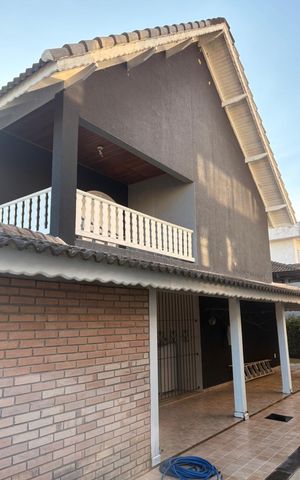 Casa de condomínio para alugar com 790m², 3 quartos e 4 vagas Casa de condomínio para alugar com 790m², 3 quartos e 4 vagasFachada