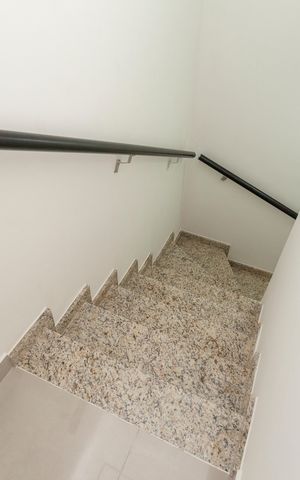 Casa à venda com 124m², 3 quartos e 2 vagasEscada
