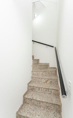 Casa à venda com 124m², 3 quartos e 2 vagasEscada