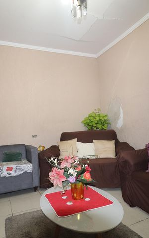 Casa à venda com 240m², 2 quartos e 2 vagasSala