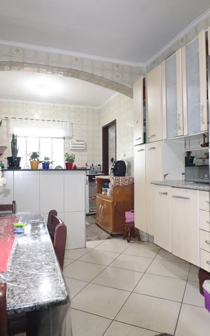 Casa à venda com 240m², 2 quartos e 2 vagasCozinha