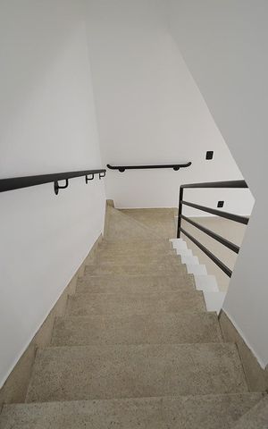 Casa à venda com 147m², 3 quartos e 2 vagas Casa à venda com 147m², 3 quartos e 2 vagasEscada
