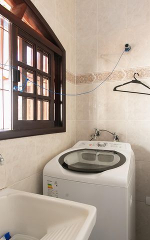 Casa à venda com 287m², 5 quartos e 3 vagas Casa à venda com 287m², 5 quartos e 3 vagasÁrea de Serviço