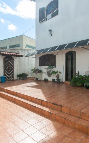 Casa à venda com 287m², 5 quartos e 3 vagas Casa à venda com 287m², 5 quartos e 3 vagasÁrea Externa