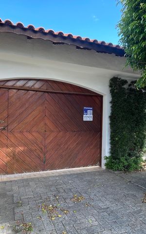 Casa à venda com 102m², 3 quartos e 5 vagas Casa à venda com 102m², 3 quartos e 5 vagasFachada