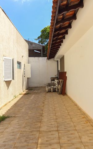 Casa à venda com 102m², 3 quartos e 5 vagas Casa à venda com 102m², 3 quartos e 5 vagasÁrea Externa
