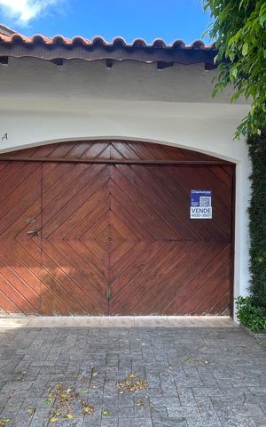 Casa à venda com 102m², 3 quartos e 5 vagas Casa à venda com 102m², 3 quartos e 5 vagasFachada