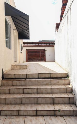 Casa à venda com 102m², 3 quartos e 5 vagas Casa à venda com 102m², 3 quartos e 5 vagasÁrea Externa