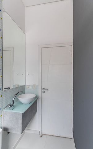 Casa à venda com 102m², 3 quartos e 5 vagas Casa à venda com 102m², 3 quartos e 5 vagasBanheiro Social