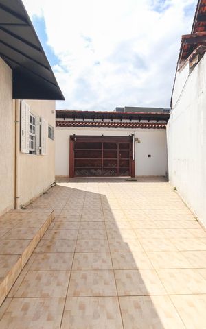 Casa à venda com 102m², 3 quartos e 5 vagas Casa à venda com 102m², 3 quartos e 5 vagasÁrea Externa