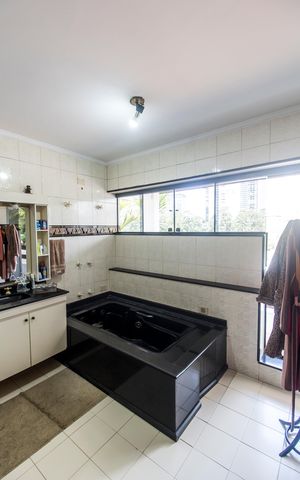 Casa de condomínio para alugar com 440m², 4 quartos e 4 vagas Casa de condomínio para alugar com 440m², 4 quartos e 4 vagasBanheiro da Suíte