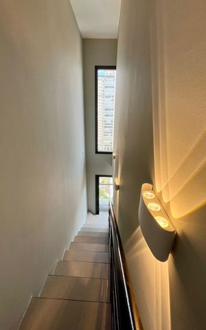 Apartamento à venda com 130m², 2 quartos e 2 vagas Apartamento à venda com 130m², 2 quartos e 2 vagasEscada