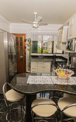 Apartamento para alugar com 239m², 3 quartos e 3 vagas Apartamento para alugar com 239m², 3 quartos e 3 vagasCozinha