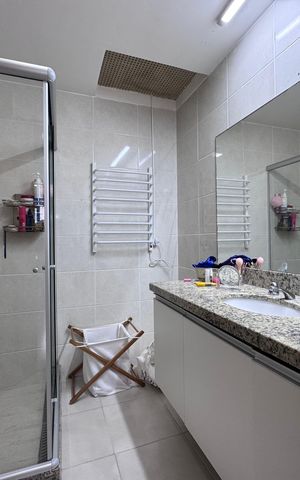 Apartamento à venda com 157m², 4 quartos e 3 vagas Apartamento à venda com 157m², 4 quartos e 3 vagasSuíte 2 - Banheiro
