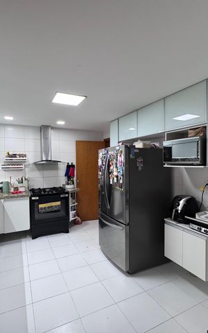 Apartamento à venda com 157m², 4 quartos e 3 vagas Apartamento à venda com 157m², 4 quartos e 3 vagasCozinha e Área de Serviço