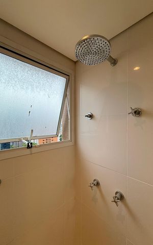 Apartamento à venda com 200m², 3 quartos e 4 vagas Apartamento à venda com 200m², 3 quartos e 4 vagasBanheiro Suíte 1