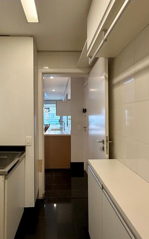 Apartamento à venda com 200m², 3 quartos e 4 vagas Apartamento à venda com 200m², 3 quartos e 4 vagasÁrea de Serviço