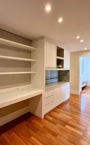 Apartamento à venda com 200m², 3 quartos e 4 vagas Apartamento à venda com 200m², 3 quartos e 4 vagasEscritório Apartamento