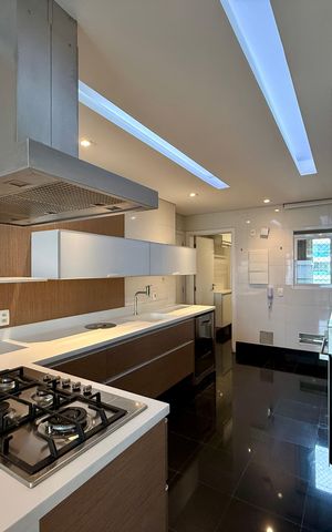 Apartamento à venda com 200m², 3 quartos e 4 vagas Apartamento à venda com 200m², 3 quartos e 4 vagasCozinha