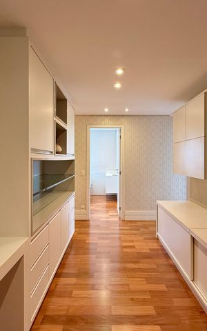 Apartamento à venda com 200m², 3 quartos e 4 vagas Apartamento à venda com 200m², 3 quartos e 4 vagasEscritório Apartamento