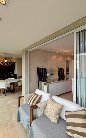 Apartamento à venda com 200m², 3 quartos e 4 vagas Apartamento à venda com 200m², 3 quartos e 4 vagasVaranda