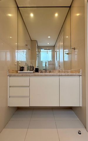 Apartamento à venda com 200m², 3 quartos e 4 vagas Apartamento à venda com 200m², 3 quartos e 4 vagasBanheiro Suíte 2