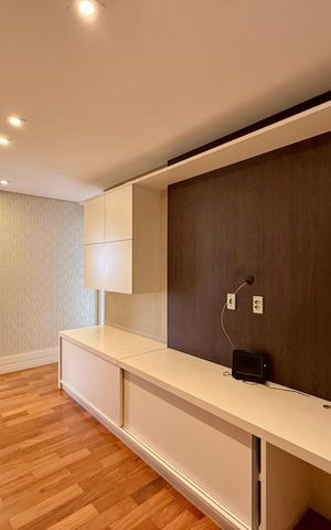 Apartamento à venda com 200m², 3 quartos e 4 vagas Apartamento à venda com 200m², 3 quartos e 4 vagasEscritório Apartamento