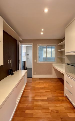 Apartamento à venda com 200m², 3 quartos e 4 vagas Apartamento à venda com 200m², 3 quartos e 4 vagasEscritório Apartamento