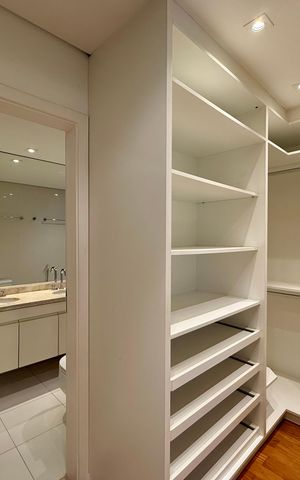 Apartamento à venda com 200m², 3 quartos e 4 vagas Apartamento à venda com 200m², 3 quartos e 4 vagasCloset Suíte 3