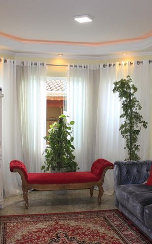 Casa à venda com 219m², 4 quartos e 4 vagasSala 