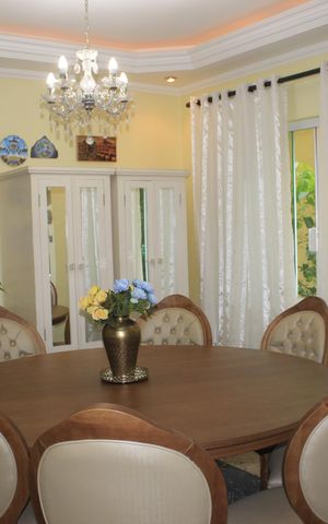 Casa à venda com 219m², 4 quartos e 4 vagasSala