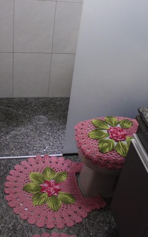 Casa à venda com 219m², 4 quartos e 4 vagasBanheiro social 