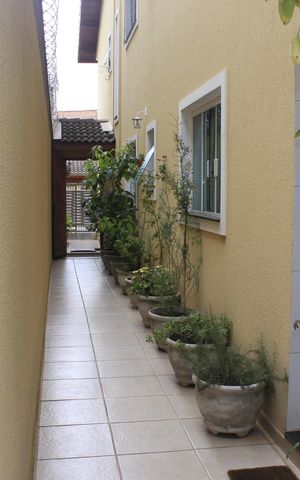 Casa à venda com 219m², 4 quartos e 4 vagasCorredor lateral 