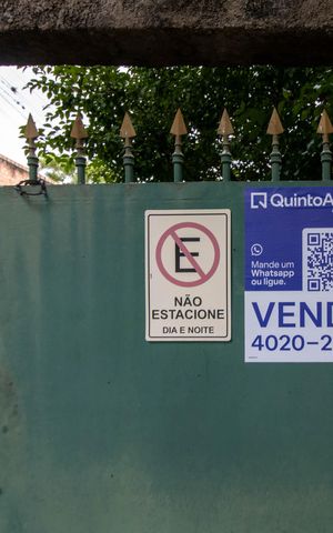 Casa à venda com 450m², 3 quartos e 5 vagas Casa à venda com 450m², 3 quartos e 5 vagasPlaca