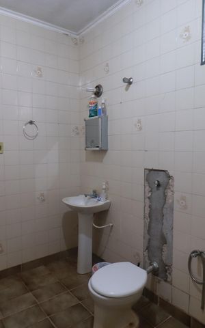 Casa para alugar com 1600m², 4 quartos e 12 vagasBanheiro 1