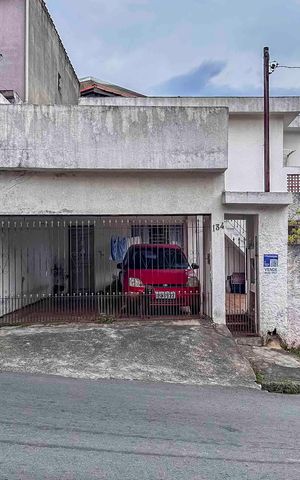 Casa à venda com 259m², 2 quartos e 2 vagas Casa à venda com 259m², 2 quartos e 2 vagasFachada
