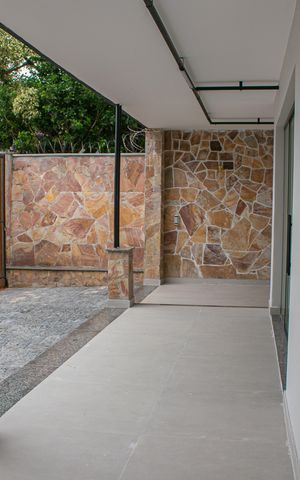 Casa à venda com 271m², 5 quartos e 3 vagas Casa à venda com 271m², 5 quartos e 3 vagasÁrea externa
