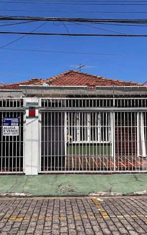 Casa para alugar com 300m², 4 quartos e 2 vagas Casa para alugar com 300m², 4 quartos e 2 vagasFachada