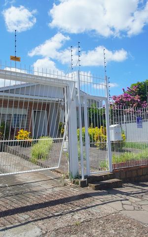 Casa à venda com 600m², 3 quartos e 3 vagasPlaca na Fachada