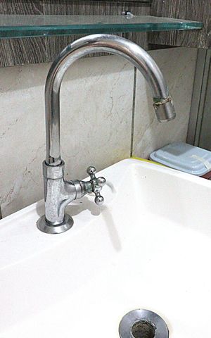 Casa à venda com 160m², 3 quartos e 3 vagasBanheiro - torneira