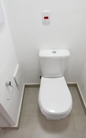 Casa de condomínio à venda com 138m², 3 quartos e 2 vagasBanheiro de serviço