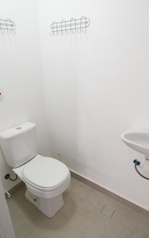 Casa de condomínio à venda com 138m², 3 quartos e 2 vagasBanheiro de serviço