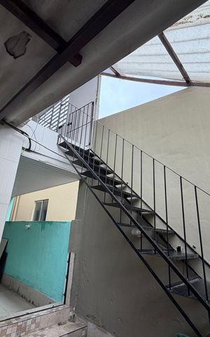 Casa à venda com 1400m², 5 quartos e sem vaga Casa à venda com 1400m², 5 quartos e sem vagaEscada para o segundo andar
