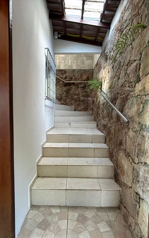 Casa para alugar com 145m², 3 quartos e 2 vagas Casa para alugar com 145m², 3 quartos e 2 vagasEscada