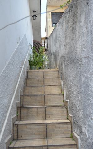 Casa à venda com 105m², 2 quartos e 2 vagasEscada